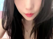 Chinesische Schönheit masturbiert auf dem Bett