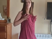 Arabisches Mädchen mit großen Brüsten tanzt provokant