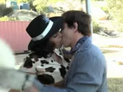 Nuttige Cowgirl-Dame beim Sex im Freien