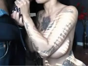 Latina tätowiertes Mädchen blasen