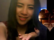Asiatische Dame tanzt Striptease, um Hallo zu sagen