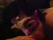Asiatische Maskenherrin genießt Blowjob und Orgasmus