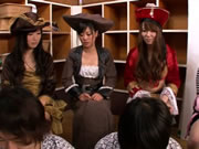 Japanische Cosplay-Girls spritzen in Orgie