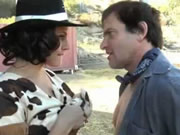Nuttige Cowgirl-Dame beim Sex im Freien